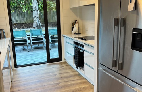 Omaha House | Fantastic Estuary & Golf Course Views, Huge Deck, Great Sunsets, Modern & Cosy