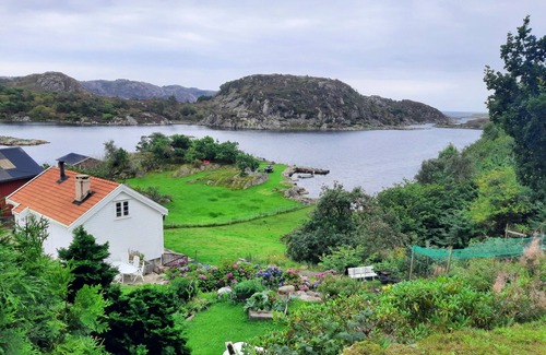 Korshamn House | Fantastic fishing hut with sea view directly on the water