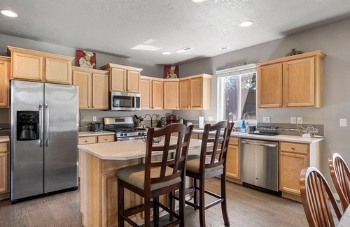 Southeast Bend House | Fantastic High Desert Retreat, Pet Friendly, Fenced Backyard w/Covered Patio, Ping Pong, BBQ