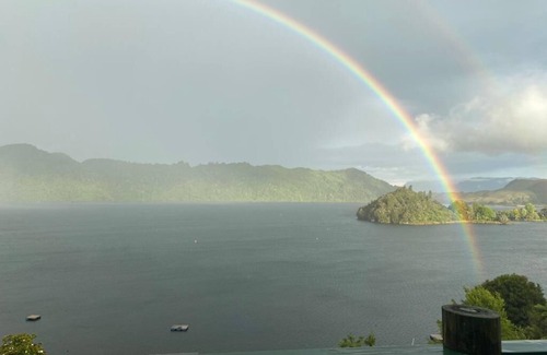 Lake Okareka House | Fantastic Lake and Mountain views with Spa Pool