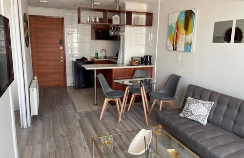 Apoquindo Apartment | Fantastic location, subway, commerce, mall, parking, A/C, king bed