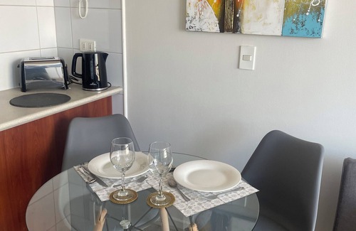 Apoquindo Apartment | Fantastic location, subway, commerce, mall, parking, A/C, king bed