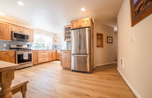 Bend House | Fantastic Location! Directly above river w/a 5 minute walk to downtown.