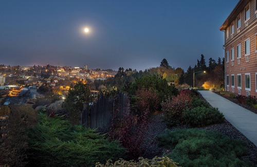 Pullman Hotel | Fantastic of Pullman! Convenient Room w/Free Breakfast, Free Parking, Pool