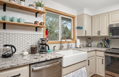 Coburg House | Fantastic Single Level Retreat, Pet Friendly, Fully Fenced Backyard, Hot Tub, Close to Everything