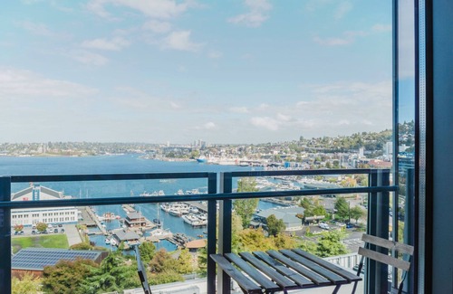 South Lake Union Apartment | Fantastic SLU 2BR w/Gym, Media Room, W/D & Rofotop, by Blueground