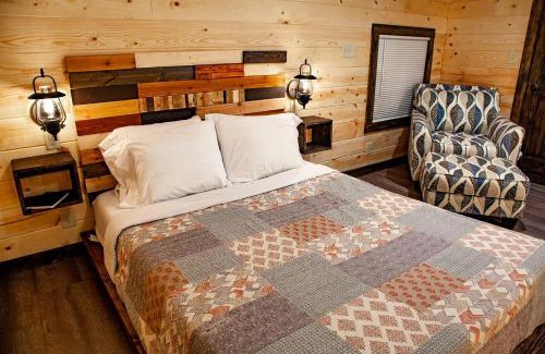 Equality House | Fantastic Treehouse with Fire Pit and Hot-tub in Herod, Illinois