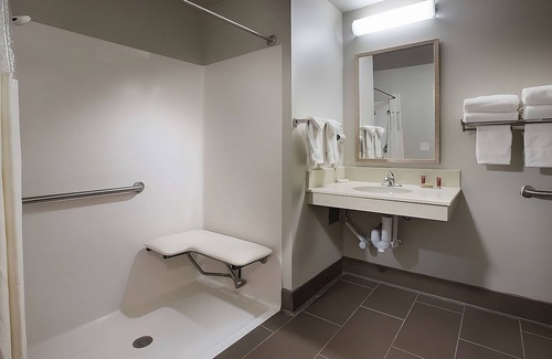Pullman Hotel | Fantastic View of Pullman! 2 Relaxing Rooms, Pool, Free Breakfast and Parking