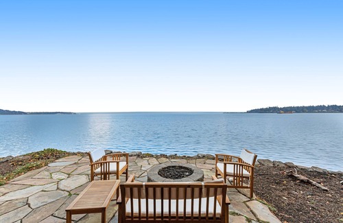 Rollingbay House | Fantastic waterfront home with fireplace, kayaks, pool table & washer/dryer