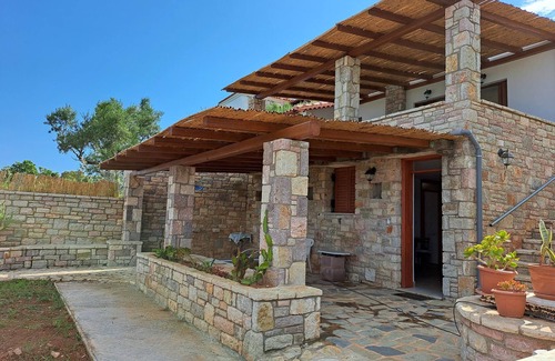 Aipeia Apartment | Fantastically situated vacation apartment above the beach near Chrani | Peloponn