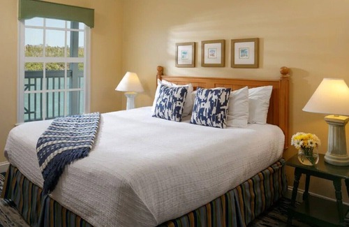 Key West Resort | Fantasy Fest week in Key West! 2-bdrms, 2 baths, Kitchen, Laundry, pool, balcony