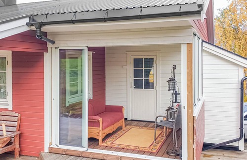 Balsfjord House | Far in the north of Norway, this cozy cottage welcomes you at Geatkejávri Lake with a wonderful view