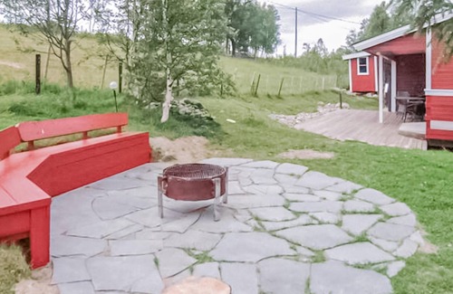 Balsfjord House | Far in the north of Norway, this cozy cottage welcomes you at Geatkejávri Lake with a wonderful view