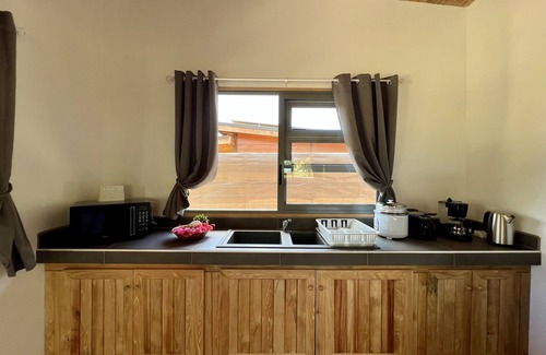 Moorea-Maiao Ski Chalet | Fare Tau Otaha - Comfy cabin w Private Beach Access