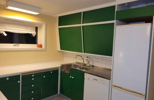 Trondheim Apartment | Fargerik retro enebolig,parkering på stedet!