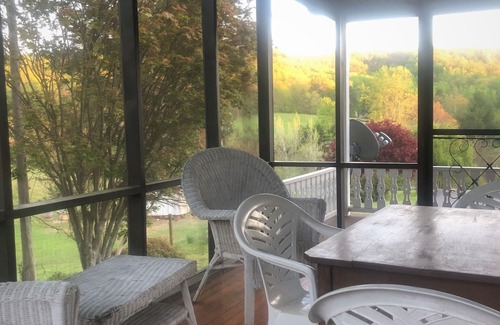 Batesville House | Farm Experience-In the Heart of Vineyard, Wine and Wedding Country-Spacious