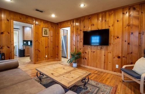 Fort Worth House | Farm House 15 mins from FWTX - Pets Welcome