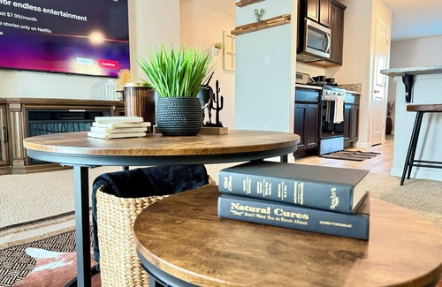 Tulare House | Farm Inspired 3b w King Bed 85tv