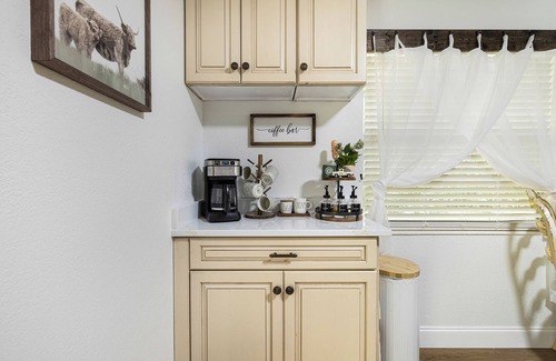 Alva House | Farm-ish Getaway 2-bedroom house in tranquil Alva surrounded by nature!