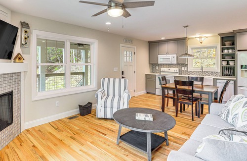 Hendersonville Cottage | Farm On-Site: Mtn-View Cottage in Hendersonville!
