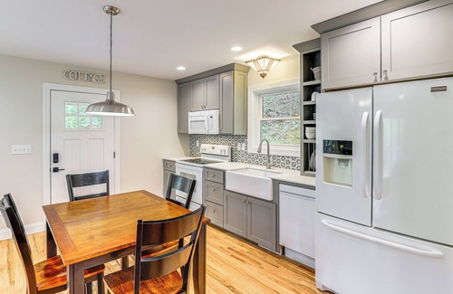 Hendersonville Cottage | Farm On-Site: Mtn-View Cottage in Hendersonville!