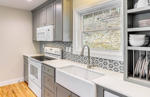 Hendersonville Cottage | Farm On-Site: Mtn-View Cottage in Hendersonville!