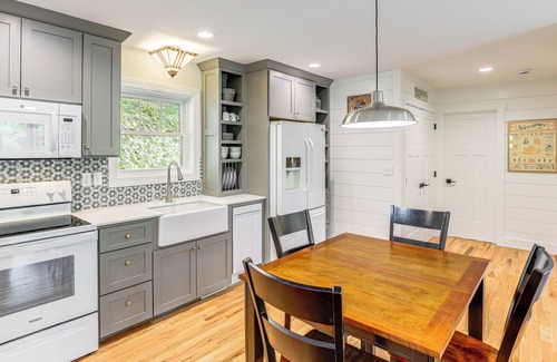 Hendersonville Cottage | Farm On-Site: Mtn-View Cottage in Hendersonville!