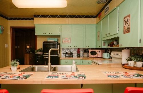 West Newton Apartment | Farm Ranch Huge Hot tub Retro Solar 15 Downtown