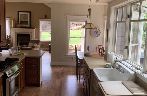 Flagstaff Other | Farmhouse Charm at the Base of the Flatirons, Steps to Chautauqua & Trails