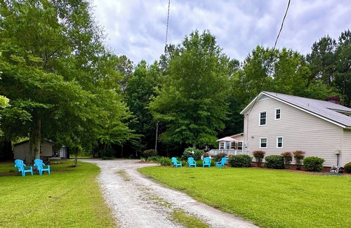 Burgaw House | Farmhouse Charm with acres to roam and close to downtown Burgaw
