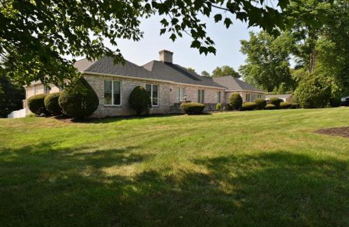 Ono House | Farmhouse in Hershey