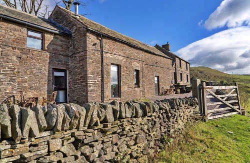 Buxton Cottage | Farmhouse in Staffordshire with Hill Views