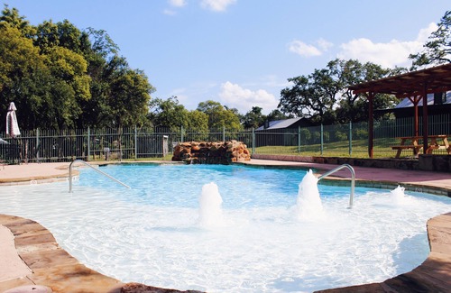Leakey House | Farmhouse is located on the corner of Oak Hill and Evergreen St.
