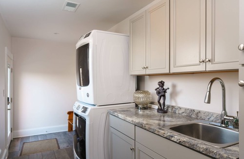 Winchester House | Farmhouse living within sight of Lexington - Horse Paddock available