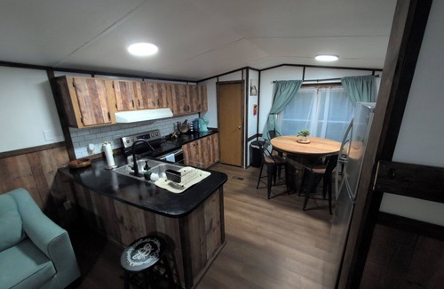 Dayton House | Farmhouse mobile home with Wi-Fi, AC in lovely Dayton