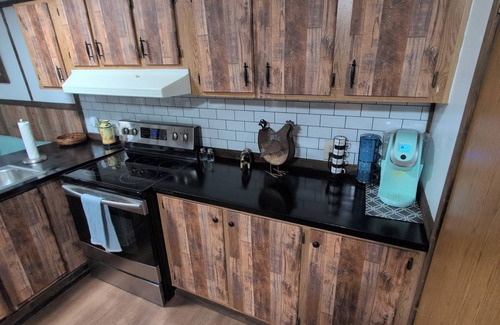 Dayton House | Farmhouse mobile home with Wi-Fi, AC in lovely Dayton