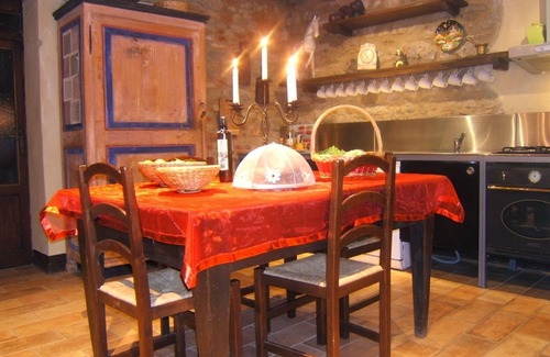 Lisciano Niccone House | Farmhouse with Pool in a Village in Umbria Perfect for Groups and Families