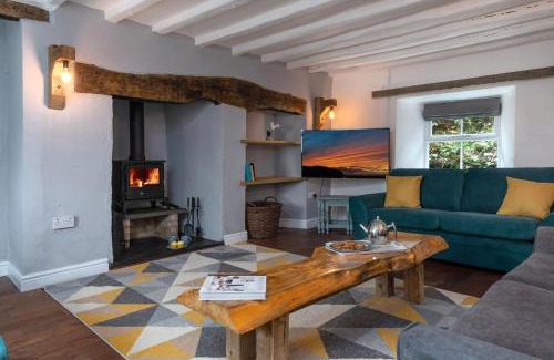Bryn-crug House | Farmhouse with Log Fire & On-Site Dog Field