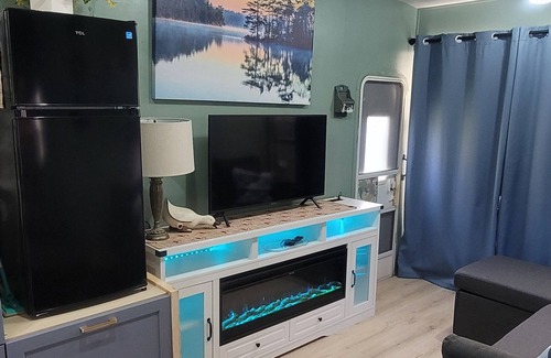 Diplomat House | Farmstay cozy camper. 10 min to downtown. 20 miles to sanibel or ft myers Beach.