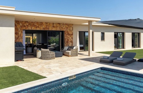 Montenegro House | Faro Luxury Home with Heated Pool and Garden