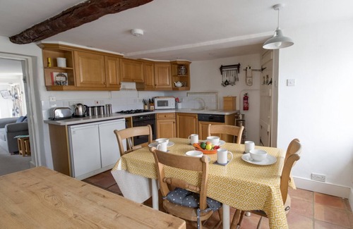 Corfe Castle Village Cottage | FARRIER'S LODGE, romantic, with a garden in Corfe Castle