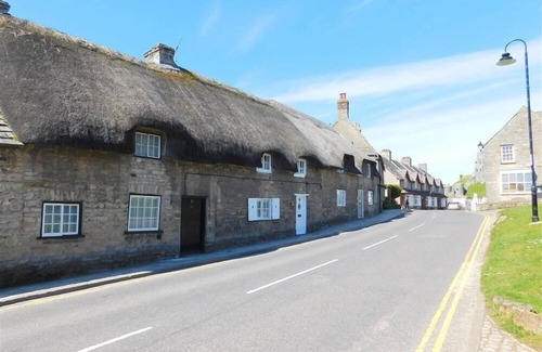 Corfe Castle Village Cottage | FARRIER'S LODGE, romantic, with a garden in Corfe Castle