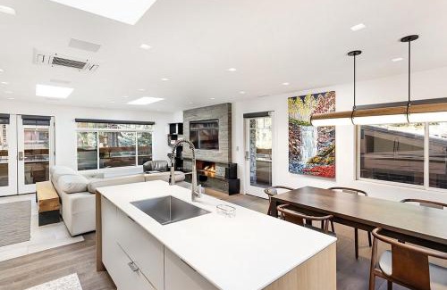 Aspen House | Fasching Haus Unit 390, Luxury Penthouse w/Exceptional Views, Beautiful Decor, and Natural Light