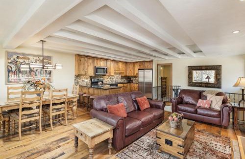Aspen House | Fasching Haus Unit 8, Deluxe Condo w/A/C, Private Deck, 2 Blocks to Downtown
