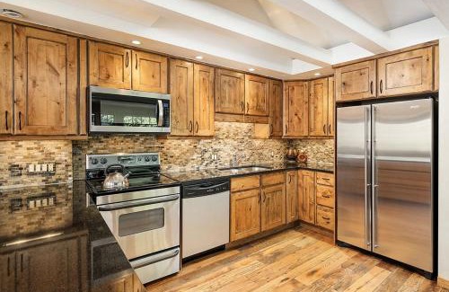 Aspen House | Fasching Haus Unit 8, Deluxe Condo w/A/C, Private Deck, 2 Blocks to Downtown