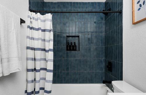 South Lamar Apartment | Fast Wifi, Desks - SoCo, DT, Zilker