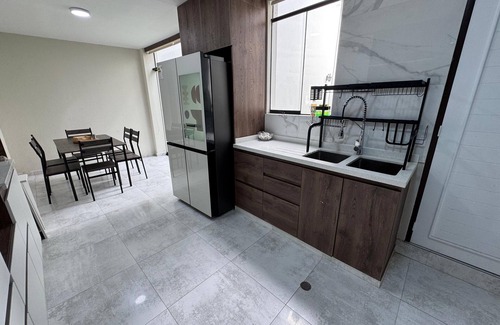 Cerro Colorado District House | Fast Wifi, Jacuzzi, washer & dryer, bbq, 4br, High Security, stylishly designed