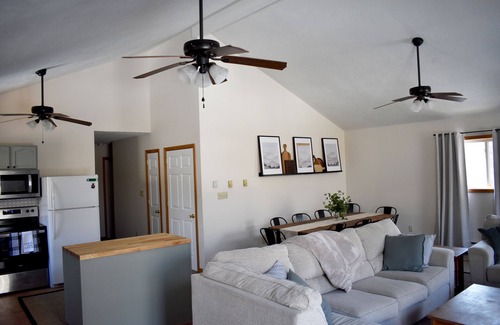 Briar Crest Woods Ski Chalet | Father's Day Getaway! Close to hiking, golf & Raceway!