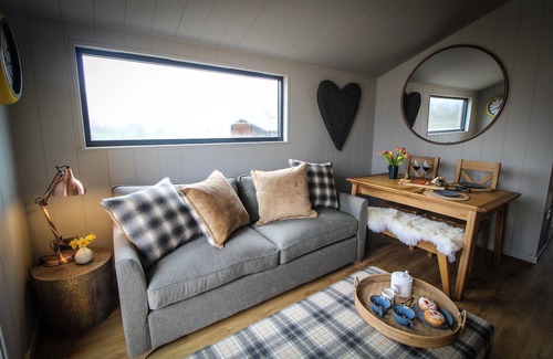 Rhayader Cabin | Fawns Rest - a cabin that sleeps 4, 1 bedroom, sofabed, hot tub