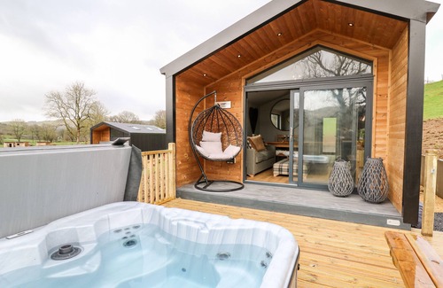 Llandrindod Wells Cottage | FAWN’S REST, romantic, with hot tub in Rhayader